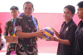 Tim Wasev TMMD Ke-124 Kodim 0408/BS Berikan Sembako dan Perlengkapan Olahraga untuk Warga