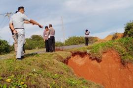 Cegah Risiko Kecelakaan, Jasa Raharja Bengkulu Bersama Stakeholder Pasang Police Line di Jalan Lintas Lais-Ketahun yang Terdampak Abrasi Pantai