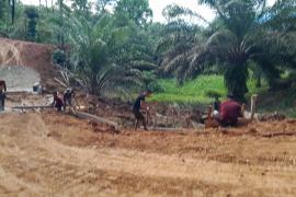 Satgas TMMD Ke-124 Kodim 0408/BS Bersama Warga Kebut Penyelesaian Talud Penahan Longsor