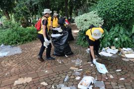 Polisi Bersihkan Sampah Usai Upacara HUT Bhayangkara ke-79 di Monas