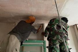 TMMD ke-126 Kodim 0423/BU Mulai Kerjakan Rehabilitasi Polindes di Desa Batu Raja R