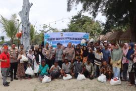 Jumat Berkah, Kapolda Bengkulu Santap Siang dan Bagikan Sembako Bersama Nelayan dan Warga Pesisir MD Land