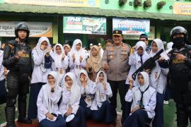 Wakapolda Bengkulu Pimpin Upacara Bendera, Siswa SMPIT IQRA Antusias Ikuti Pameran Kendaraan Taktis 