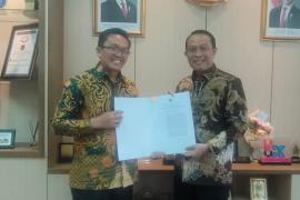 Penyerahan Keputusan Menteri Agama Nomor : 1586 Tahun 2025 Tentang Izin Penyelenggaraan Program Studi S-1 Hukum Tata Negera STIESNU Bengkulu oleh Direktur Pendidikan Tinggi Keagamaan Islam Prof. Dr. Phil. Sahiron, M.A. kepada Ketua STIESNU Bengkulu Dr. Subhan, S.Ag., M.H. di Kantor Kementerian Agama RI Jakarta