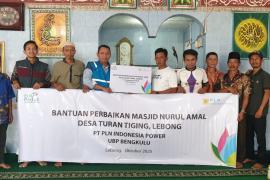 Penyerahan Bantuan TJSL Perbaikan Masjid Nurul Amal oleh Rika Alfian Raharja Manager UP PLTA Tes.