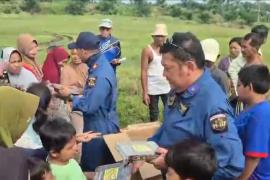 Aksi Kemanusiaan Pilot dan Kru Helikopter Salurkan 145 Al-Qur’an untuk Anak-Anak Terdampak Banjir di Aceh Tamiang