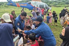 Pilot dan Kru Helikopter Salurkan Amanah Al-Qur’an untuk Anak-Anak Terdampak Banjir di Aceh Tamiang