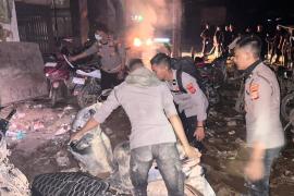 Personel Polri Bersihkan Lumpur dan Sampah Pascabanjir di Jalan Lintas Aceh Tamiang