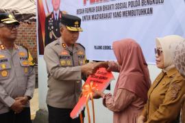 Penyerahan kunci secara simbolis  oleh Kapolda Bengkulu