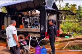 Brimob Polda Bengkulu Distribusikan Air Bersih di Sumatra Barat, Turunkan Mobil Water Treatment untuk Korban Bencana