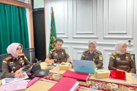 Kepala Kejaksaan Negeri Bengkulu, Dr. Yeni Puspita, S.H., M.H., didampingi Kasi Pidana Umum Dr. Rusydi Sastrawan, S.H., M.H., serta jajaran Jaksa Fasilitator memaparkan duduk perkara di hadapan perwakilan Jampidum (Direktur A dan Direktur C).