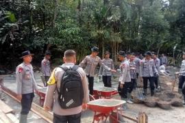 Polri Bersama Pemda Bangun Hunian Sementara bagi Pengungsi di Pesisir Selatan