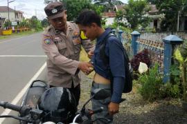  Petugas melakukan pemeriksaan terhadap pengendara roda dua