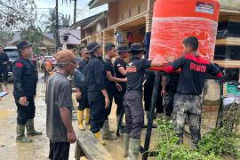 Polri Salurkan 627 Tandon Air Bersih untuk Warga Terdampak Bencana, Salah Satunya di Aceh Tamiang