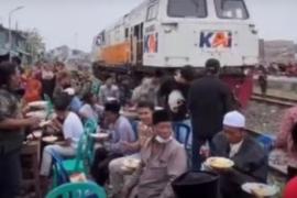 KAI Daop 8 Surabaya Sesalkan Kegiatan Hajatan Lamaran di Sekitar Jalur Rel Kereta Api