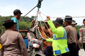 Polres Bener Meriah dan Brimob Pasang Tali Sling, Pulihkan Akses Warga Pasca Bencana di Bener Meriah dan Aceh Tengah