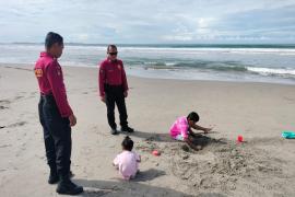 Ditpamobvit Polda Bengkulu Hadir di Tengah Masyarakat: Patroli Dialogis di Wisata Pantai Pasir Putih dan Pantai Panjang
