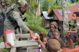 Patroli Humanis Satgas Ops Damai Cartenz di Kampung Apom Kiwirok, Pererat Kedekatan dengan Warga