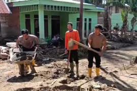Polres Gayo Lues dan Brimob Polda Aceh Bersihkan Lumpur dan Material Kayu Pascabanjir Bandang