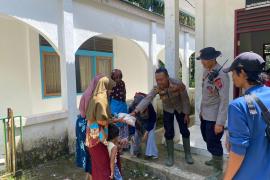 Satbrimob Polda Jambi Turun Langsung Salurkan Bantuan Kemanusiaan untuk Korban Banjir dan Longsor di Agam