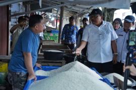 Pastikan Harga Bahan Pokok Stabil Jelang Nataru, Wagub Mian Tinjau Pasar Panorama