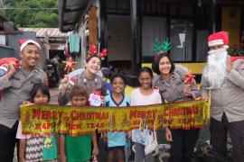 Personel Satgas Humas Operasi Damai Cartenz-2025 melaksanakan kegiatan humanis dengan membagikan bingkisan dan kado Natal kepada anak-anak 