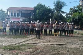 Pulihkan Pasca-Banjir Bandang, Tim SAR Resimen II Pasukan Pelopor Bersihkan Sungai di Agam