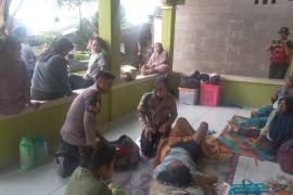 Polri “All Out” Evakuasi, Hadirkan Randurlap dan Patroli Kesehatan Door to Door untuk Korban Banjir Karawang