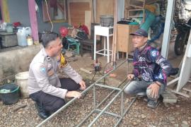 Bhabinkamtibmas Polsek Manna Sambangi Warga Kayu Kunyit, Sampaikan Imbauan Kamtibmas