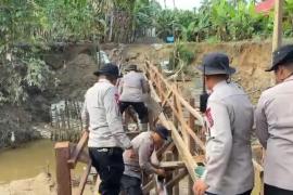 Sat Brimob Polda Sumbar Bangun Jembatan Darurat Penghubung Dua Nagari di Padang Pariaman