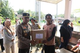 Kapolda Bengkulu Tinjau Lokasi Banjir di Kelurahan Tanjung Jaya Bengkulu , Berikan Bantuan dan Dukungan kepada Warga yang Terdampak