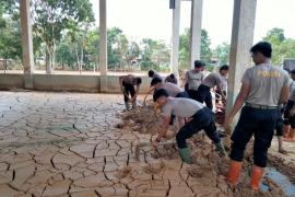 Brimob Polda Sumut Bersihkan Lumpur di Aula SMP Swasta Santo Fransiskus Pandan Pascabencana