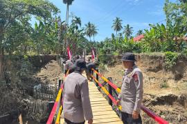 Brimob Polda Sumbar Rampungkan Jembatan Darurat  