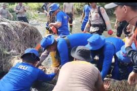 Tim SAR Korpolairud BKO Polda Jabar Bangun Jembatan Sementara di Padang Pariaman, Akses Warga Patamuan Kembali Terhubung