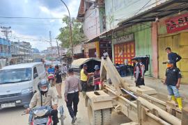 Dari Jalan Tergenang ke Bengkel Perbaikan, Polisi gunakan towing  Evakuasi Mobil Warga Pascabanjir
