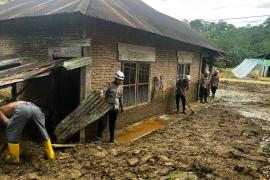 Tim SAR Brimob BKO Polda Sumbar Lakukan Pencarian Korban dan Salurkan Bantuan Banjir di Palembayan