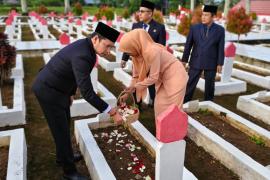 Kemenag Bengkulu Teguhkan Nasionalisme ASN Lewat Tabur Bunga di TMPN Balai Buntar