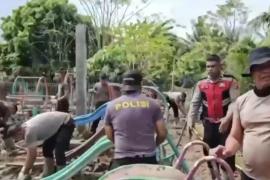 Polres Pidie Jaya Bersama Warga Gotong Royong Percepat Pemulihan Pascabanjir