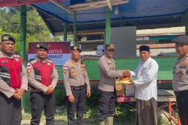 Polri Salurkan Bantuan Al-Qur’an kepada Pesantren Terdampak Banjir