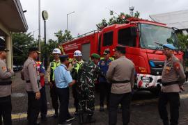 Banjir Rendam Sejumlah Ruas Jalan Jakarta, Brimob–Lantas–Polair PMJ Bergerak Cepat, Polri Siagakan 128.247 Personel Secara Nasional