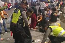Aksi Humanis Polisi, Punguti Sampah Usai Perayaan Tahun Baru di Yogyakarta