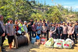 Tembus Medan Sulit, Polres Aceh Tengah Distribusikan Sembako dan Sling Baja ke Kemukiman Jamat