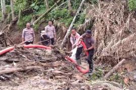 Di Tengah Lumpur dan Harapan, Polri Bersama Warga Buka Akses Jalan Kampung Setie Pascabencana