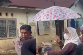Polri Salurkan Bantuan Sembako untuk Warga Terdampak Banjir Bandang di Gurun Laweh