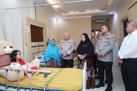 Bertemu Saat Banjir Rob Sei Tabuk, Kapolda Kalsel Berikan Bantuan Biaya Pengobatan Anak Yatim Piatu Korban Laka Lantas