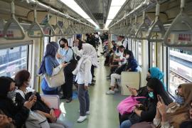 Jam Sibuk LRT Jabodebek: Ketika Duduk dan Berdiri Menjadi Ruang Bersama
