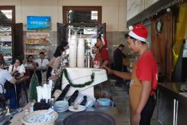 Meriahkan Libur Nataru, KAI Services Percantik Loko Café dengan Nuansa Natal dan Tahun Baru