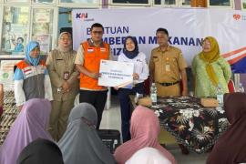 Peringati Hari Gizi Nasional, KAI Logistik Distribusikan 300 Paket Gizi Untuk Masyarakat Di Marunda
