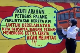 KAI Divre IV Tanjung Karang Gencarkan Sosialisasi Keselamatan Perlintasan lewat Mural Edukatif