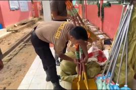 Brimob Polda Sumut Bersama Dinas Pendidikan Tapanuli Tengah Salurkan Bantuan Perlengkapan Sekolah ke Sekolah Darurat